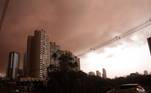 Uma tempestade de areia escureceu o céu de Campo Grande (MS) na tarde da última sexta-feira (15). Os moradores ficaram assustados com a nuvem de poeira que invadiu a cidade