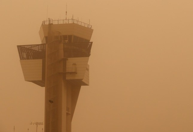 Todos os vôos com destino às Ilhas Canárias, na Espanha, tiveram que ser desviados da rota neste domingo, disse a operadora AENA, que controla os aeroportos locais, depois que uma tempestade de areia do Saara atingiu o arquipélago, cobrindo as ilhas com poeira laranja e limitando a visibilidade