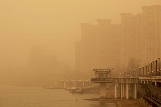 A poluição do ar atingiu níveis muito elevados em Pequim nesta quarta-feira (22) devido a uma tempestade de areia que cobriu outras partes da China com uma névoa alaranjada e nociva para a saúde. O índice oficial da qualidade do ar na capital chinesa chegou a 500, o nível máximo registrado, o que é sinônimo de 