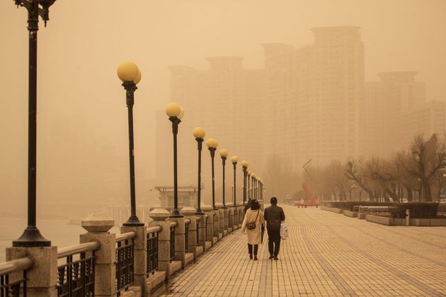 De acordo com as autoridades, a contaminação é provocada principalmente pelas chamadas minipartículas PM10 (com diâmetro inferior a 10 micrômetros), que podem ser inaladas e agravar os problemas respiratórios. Os moradores das áreas afetadas devem 