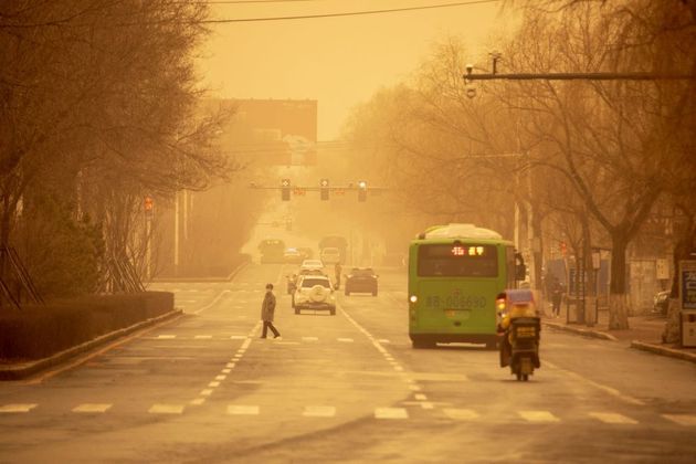 As autoridades de Pequim emitiram alertas meteorológicas e recomendaram à população que diminua as atividades ao ar livre. Em algumas regiões do norte e noroeste da China, em particular na região semidesértica da Mongólia Interior, os fortes ventos e a poeira deixaram o céu com uma estranha cor laranja. Imagem mostra rua de Jilin