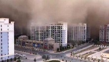 Tempestade de areia de 100 metros de altura atinge cidade na China