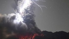 Espetacular! Tempestade elétrica é registrada sobre vulcão em erupção