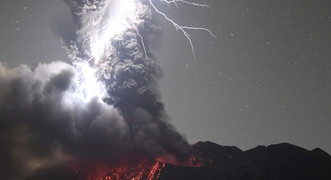 Tempestade elétrica foi registrada sobre o vulcão Sakurajima, no Japão