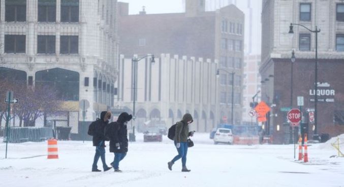 Moradores de Detroit enfrentam baixas temperaturas e fortes ventos