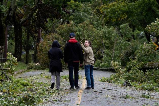 Apesar da intensidade da tempestade, não houve feridos
graves ou mortes, o que, segundo autoridades do governo, foi resultado de
moradores que prestaram atenção aos repetidos avisos