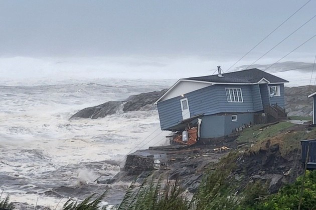 A tempestade
Fiona deixou um rastro de destruição na costa leste do Canadá neste sábado (24).
Após a passagem do desastre natural, a comunidade une esforços para limpar os
rastros de devastação
