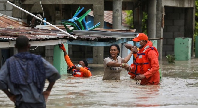 A tempestade Laura causou fortes enchentes na República Dominicana
