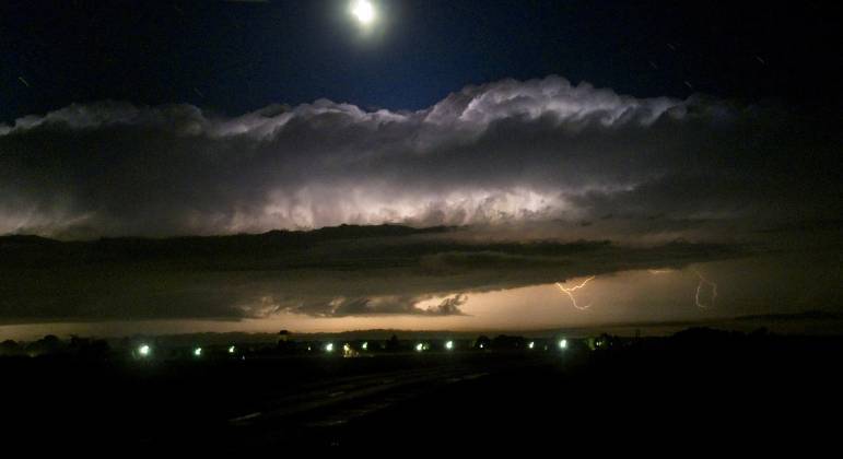 As luzes da tempestade no céu de Chambord, na França