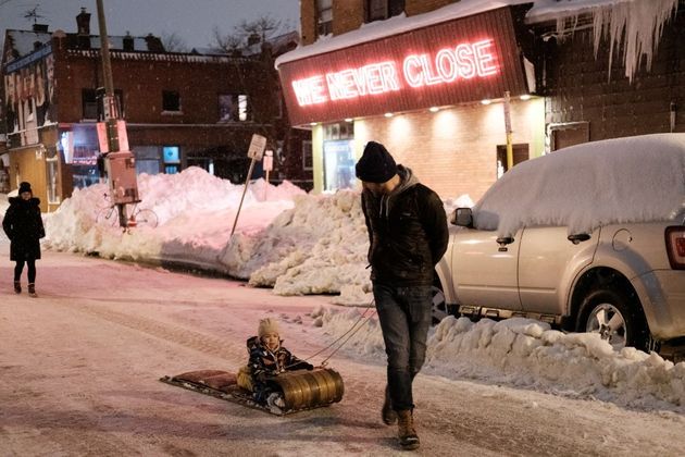 Tem quem consiga se divertir um pouco em meio à nevasca, como é o caso deste garotinho em seu trenó, também em Buffalo