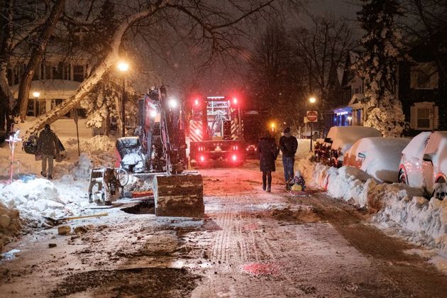 Equipes de limpeza removem a neve em Buffalo