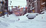 Mais carros cobertos e neve acumulada nas ruas nesta segunda-feira (26)