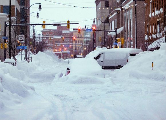 Mais carros cobertos e neve acumulada nas ruas nesta segunda-feira (26)