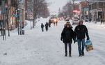Pessoas se arriscam a pé no meio da neve nas ruas e avenidas de Buffalo