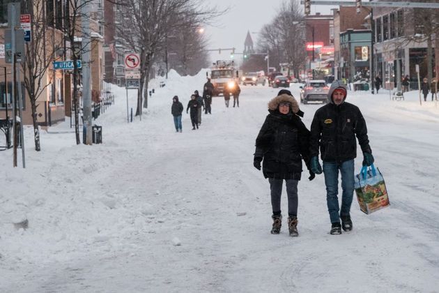 Pessoas se arriscam a pé no meio da neve nas ruas e avenidas de Buffalo