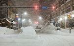 Nevasca atinge fortemente o centro de Buffalo e cobre até os carros parados nas ruas nesta segunda (26)