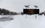 Painel eletrônico na cidadezinha de Hamburg (NY) avisa que estrada está fechada devido à tempestade de neve