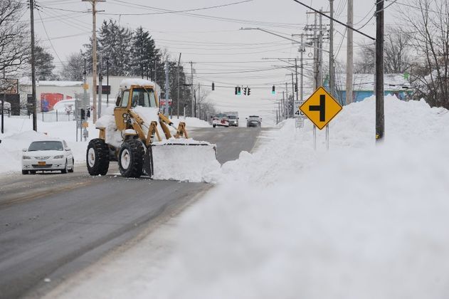 Também nesta segunda (26), trator retira a neve acumulada numa avenida na cidade de West Seneca, no estado de Nova York