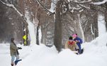 Moradores de Buffalo tentam tirar a neve acumulada perto das casas