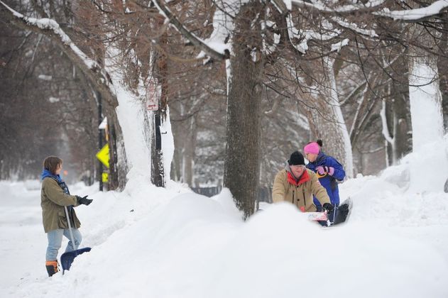 Moradores de Buffalo tentam tirar a neve acumulada perto das casas