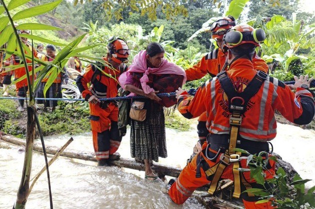 O número de mortos pela tempestade tropical Julia subiu para pelo menos 14 nesta segunda-feira (10), disseram as autoridades. Houve a confirmação de vítimas em El Salvador e Honduras, depois que a tempestade provocou fortes chuvas em uma faixa da América Central e no sul do México