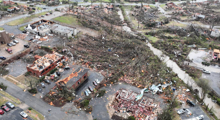 De acordo com Lara, 'alguns dos edifícios tiveram os telhados completamente destruídos'. O prefeito de Little Rock, Frank Scott Jr., disse que 'cerca de 30 pessoas foram transportadas para nossos hospitais locais'