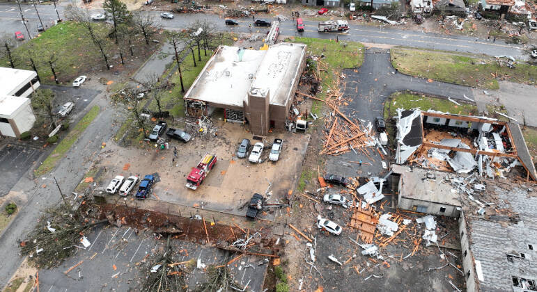 Apesar da magnitude, os tornados são fenômenos meteorológicos difíceis de prever. Entretanto, vale ressaltar que eles são comuns nos Estados Unidos — especialmente no centro e no sul do país.Há uma semana, um tornado atingiu o Mississippi, matando 25 pessoas e causando grandes danos materiais