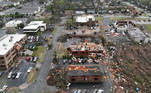 Ao menos 18 pessoas morreram e dezenas ficaram feridas após a passagem de tornados e tempestades no Sul e no Meio-Oeste dos Estados Unidos na última sexta-feira (31). Em Illinois, na cidade de Belvidere, as tempestades chegaram a derrubar o teto do Apollo Theatre. O acidente matou uma pessoa e deixou, ao menos, 28 feridos. Já no Arkansas, mais de 78 mil pessoas ficaram sem energia após a passagem dos tornados. A região se encontra em estado de emergência