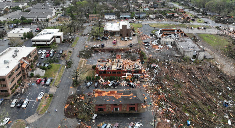 Cifra de mortos por tornados nos EUA passa de 80 – DW – 12/12
