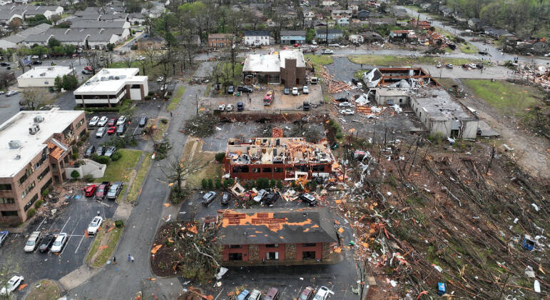 Ao menos 18 pessoas morreram e dezenas ficaram feridas após a passagem de tornados e tempestades no Sul e no Meio-Oeste dos Estados Unidos na última sexta-feira (31). Em Illinois, na cidade de Belvidere, as tempestades chegaram a derrubar o teto do Apollo Theatre. O acidente matou uma pessoa e deixou, ao menos, 28 feridos. Já no Arkansas, mais de 78 mil pessoas ficaram sem energia após a passagem dos tornados. A região se encontra em estado de emergência
