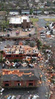 3. Veja imagens das cidades destruídas por tornados que atingiram os EUA