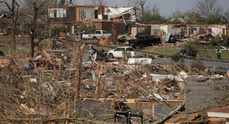 Enquanto as cidades se recuperam, o Serviço Nacional de Meteorologia (NWS, na sigla em inglês) emitiu um alerta de tornado para os estados próximos de Tennessee, Illinois e Iowa