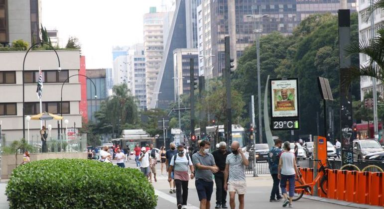 Sem previsão de chuva, calor
 predomina na cidade de São Paulo neste sábado (4)
