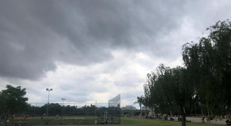 Céu segue com muitas nuvens e há previsão de chuva na cidade de São Paulo nesta sexta (1°)
