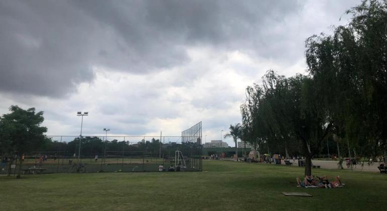 Céu fica encoberto por nuvens nesta terça-feira (11) na cidade de São Paulo