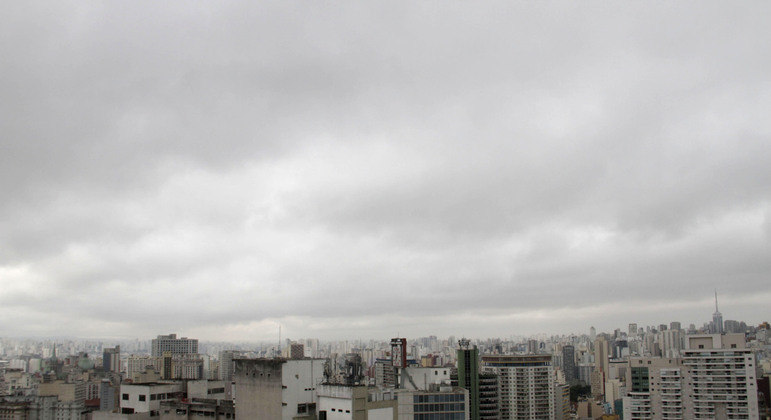 Tempo fechado prevalece na capital de São Paulo