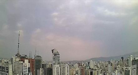 Céu com nuvens predomina na cidade de São Paulo