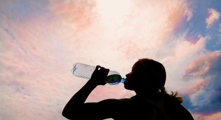 A melhor forma de evitar problemas causados pelo tempo seco é manter uma boa hidratação