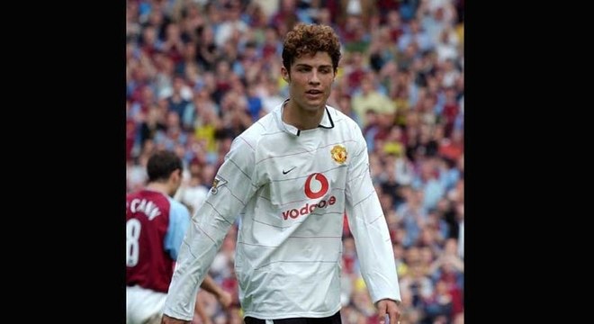Temporada 2003/2004 - Ainda s, Cristiano Ronaldo fez sua primeira temporada pelo Manchester United. Atuou em 40 jogos oficiais e marcou seis gols