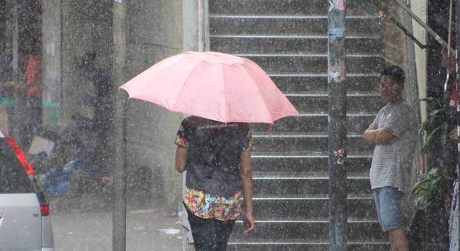 Parte da cidade está em estado de atenção por causa das chuvas deste domingo 