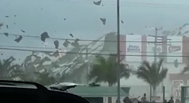 Em Eunápolis (BA), o vento arrancou o telhado de um supermercado