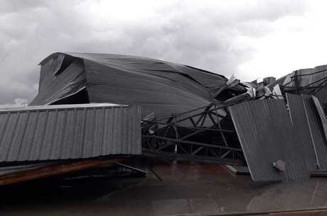 Galpão foi destruído com ventania do temporal