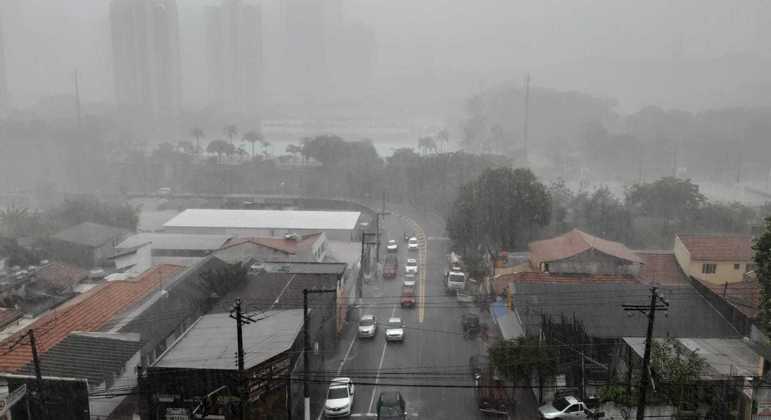 Chove forte na região da Vila Formosa, zona leste de SP, que está em atenção para alagamentos