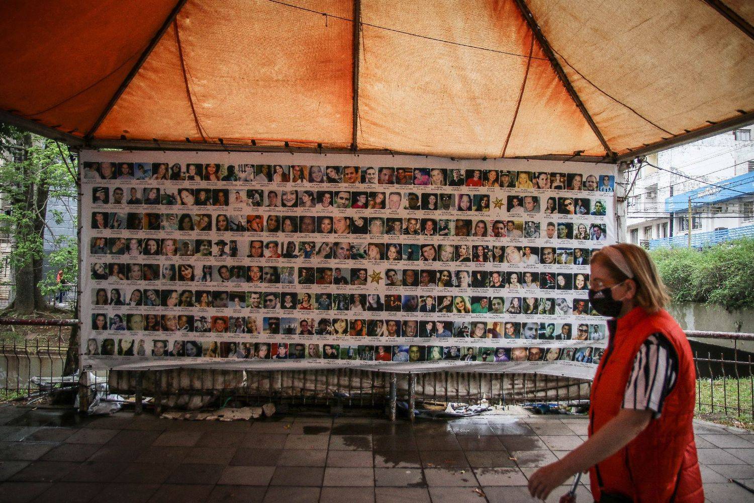 Tenda na praça central de Santa Maria com as fotos dos 242 mortos na tragédia