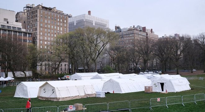 Um hospital de campanha para pacientes com coronavírus foi instalado no Central Park, em Nova York
