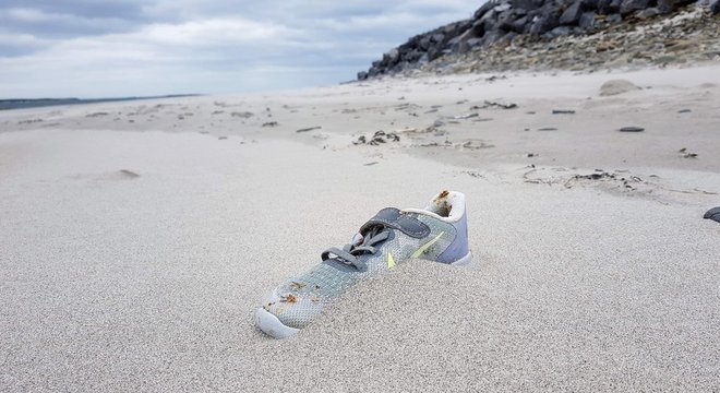 Um dos quase 100 tênis da Nike encontrados na costa da Irlanda por Liam McNamara