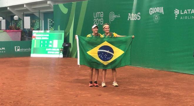 Luisa e Carolina comemoram a conquista do terceiro lugar em duplas do tênis