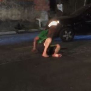 Homem está ferido quando carro tenta passar por cima dele
