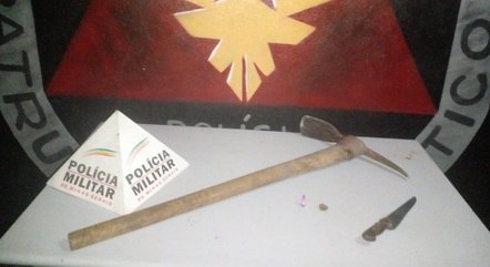 A picareta e a faca usadas pela PM 
