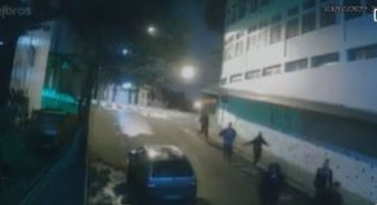Câmeras de segurança flagram jovens em fuga durante tentativa de assalto em Diadema